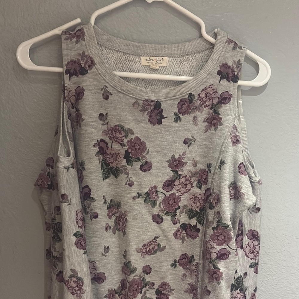 Ultra flirt  Gray long sleeve shoulder cut out  Floral  Top